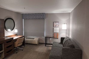 Suite, 1 cama King size, para no fumadores | Área de sala de estar | Televisión LCD, consola de videojuegos y películas con cargo 