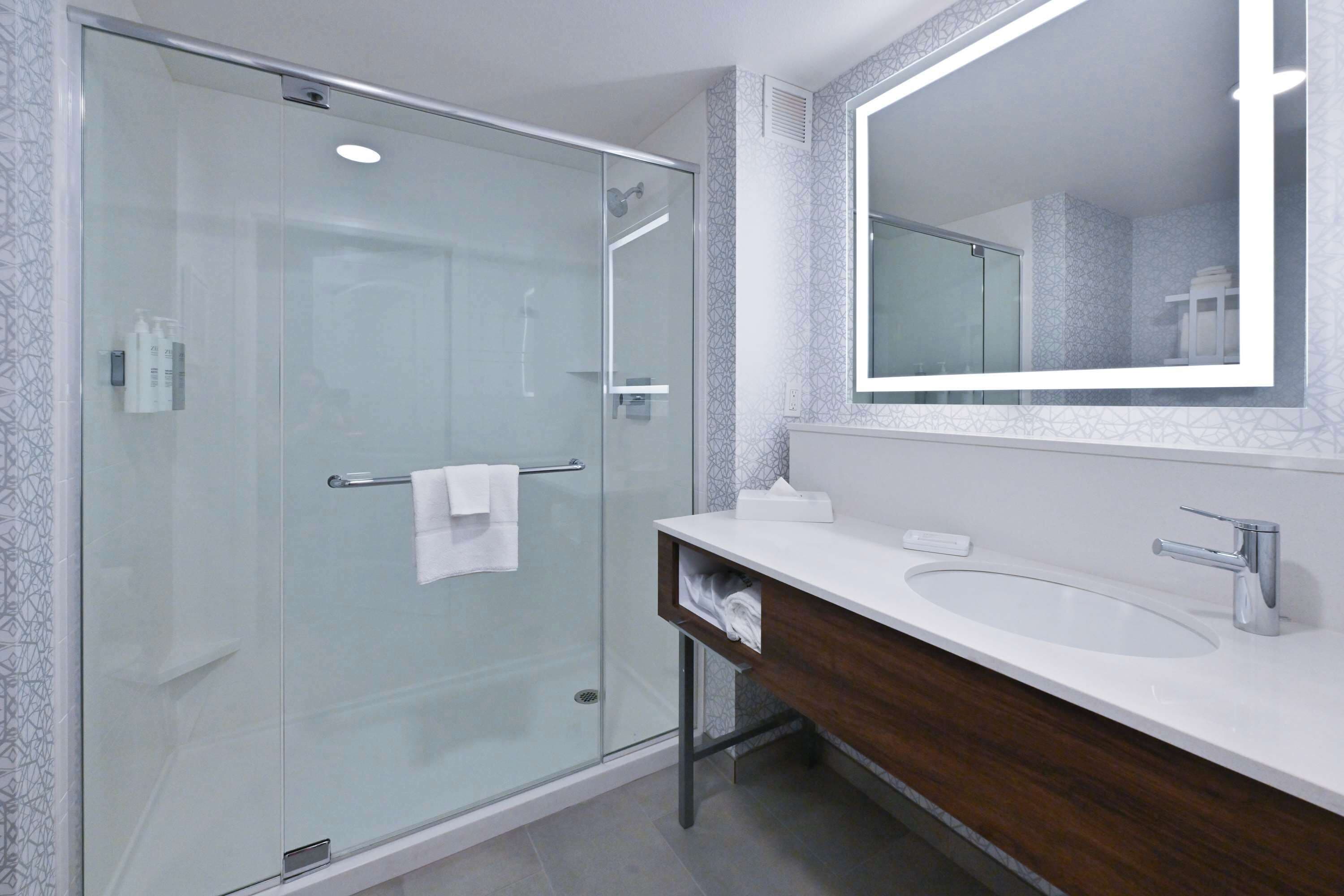 one king bed, non-smoking | bathroom | free toiletries, hair dryer, towels