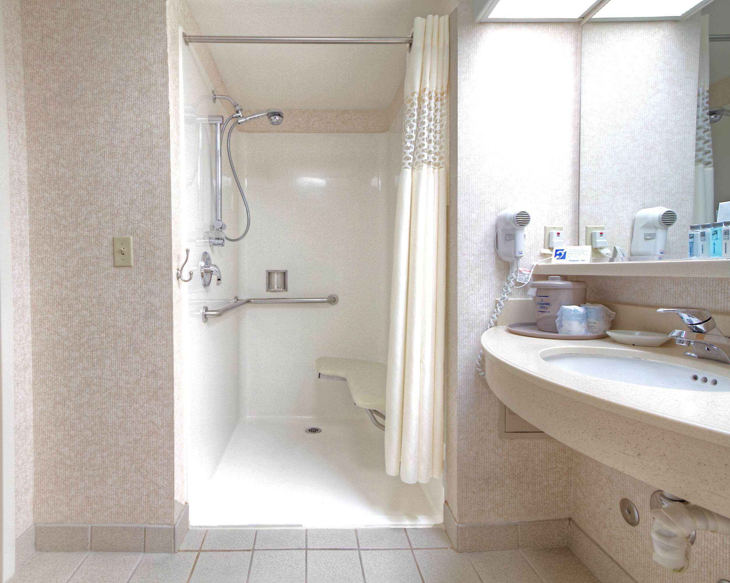 room, 1 king bed, accessible, non smoking | bathroom | free toiletries, hair dryer, towels