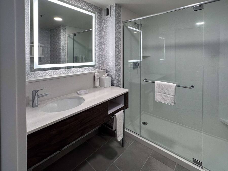 Rom, 1 kingsize-seng, tilgjengelighetstilpasset | Dusj på badet