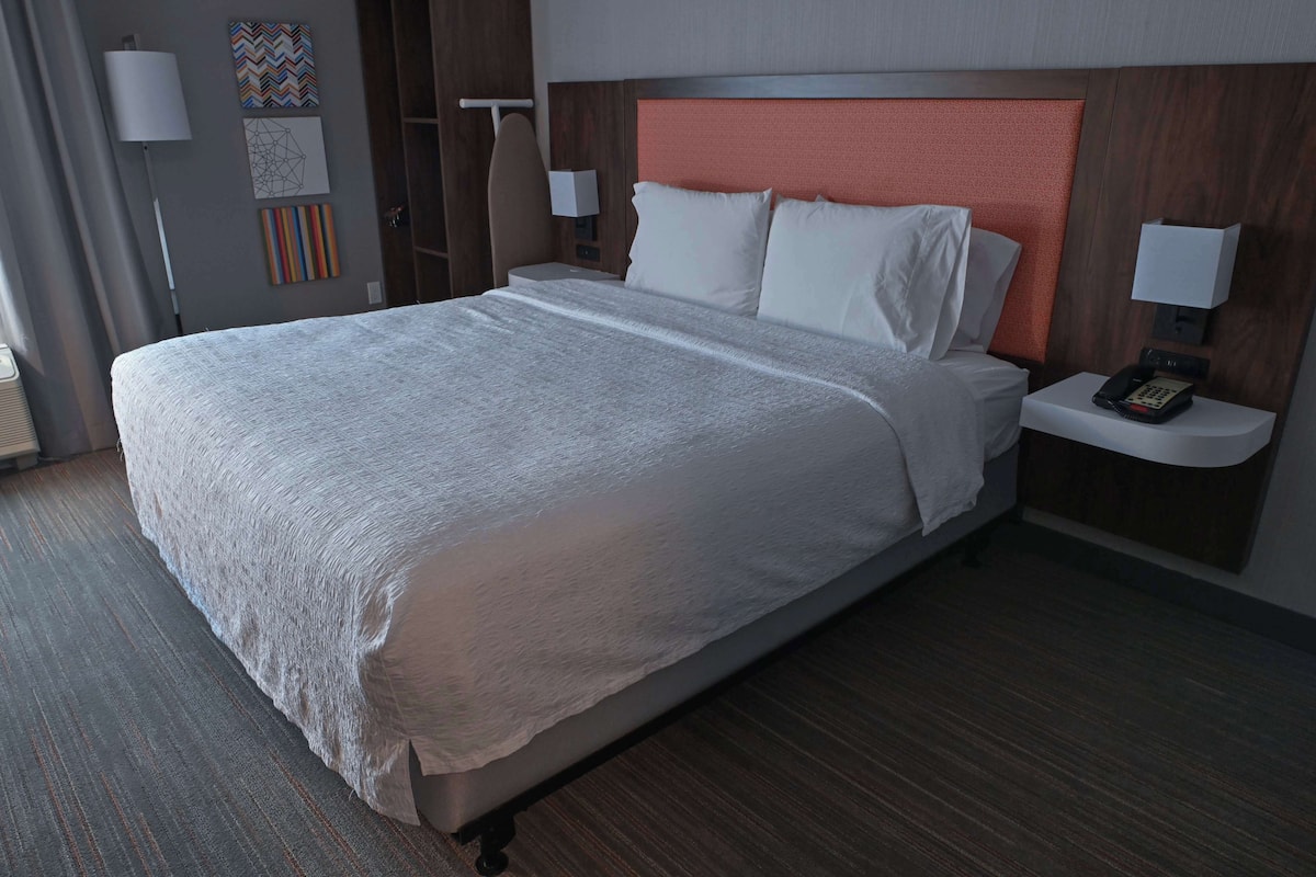 Chambre, 1 très grand lit, accessible aux personnes à mobilité réduite, non-fumeur | Coffre-fort, fer et planche à repasser, lit de bébé (gratuit)