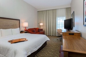 Sengetøy av topp kvalitet, safe på rommet og blendingsgardiner