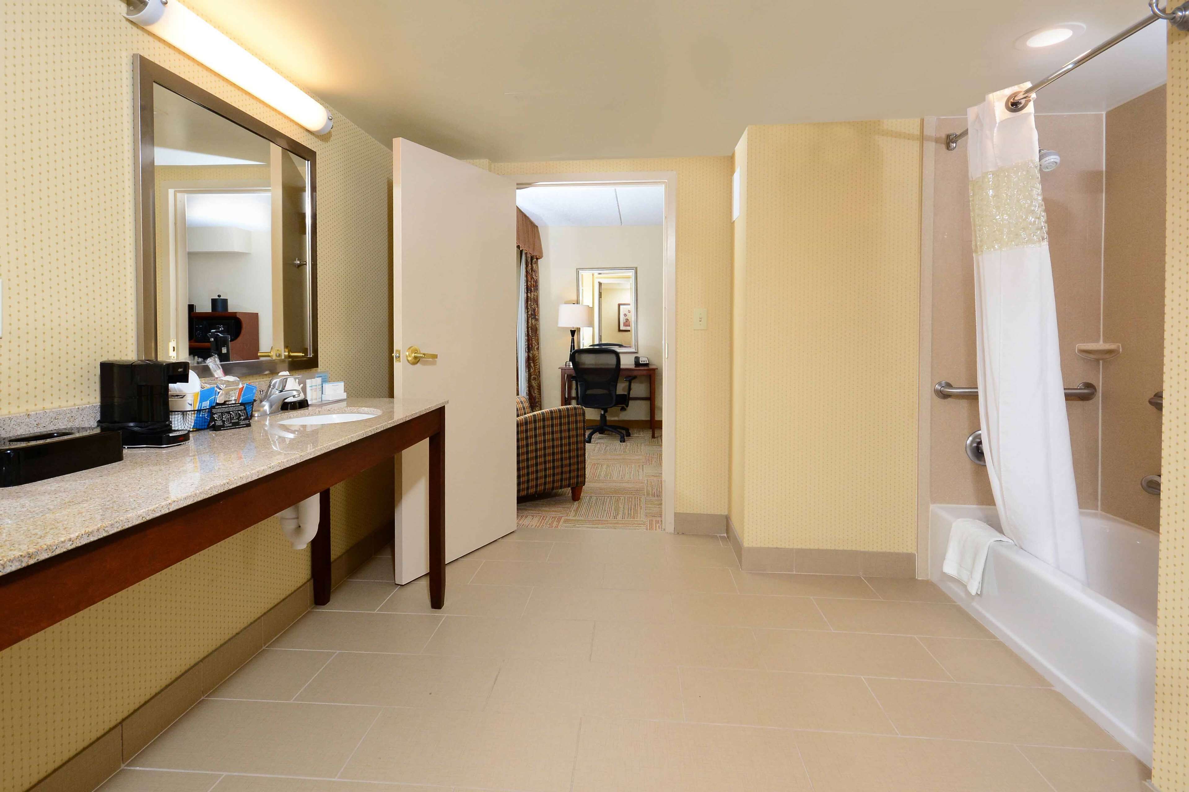 shower, hydromassage showerhead, free toiletries, hair dryer