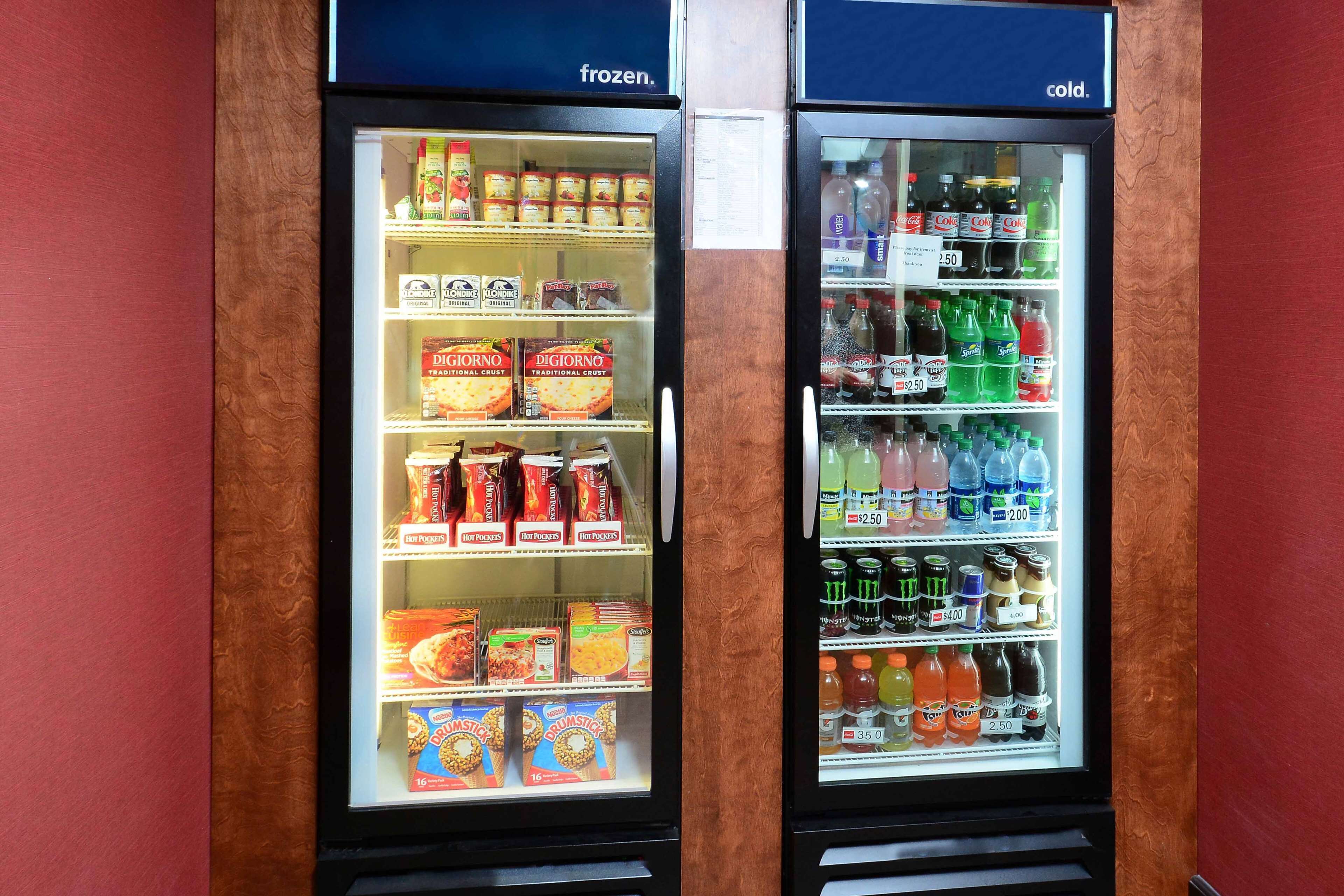 Dos dispensadores refrigerados para bebidas y aperitivos variados.