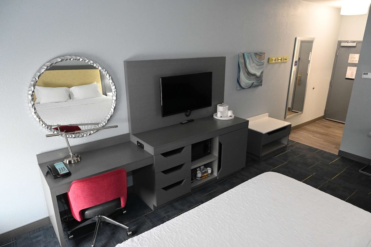 premium bedding, pillow-top beds, in-room safe, desk