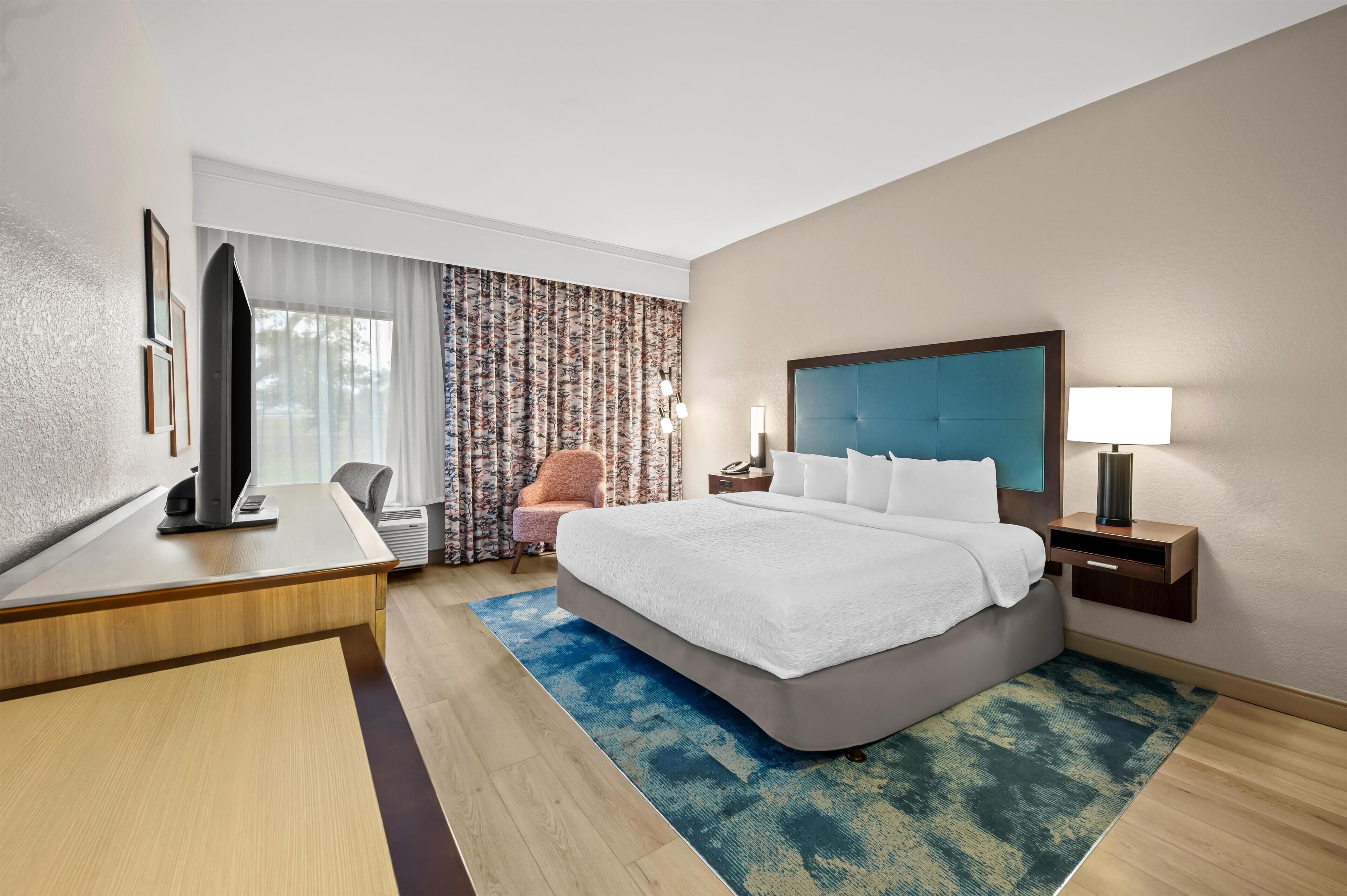 Room, 1 King Bed, Accessible, Non Smoking (Roll-in Shower) | Desk, blackout drapes, iron/ironing board, free cribs/infant beds