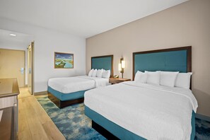 Chambre, 2 grands lits, non-fumeur | Bureau, rideaux dâobscurcissement, fer et planche Ă repasser