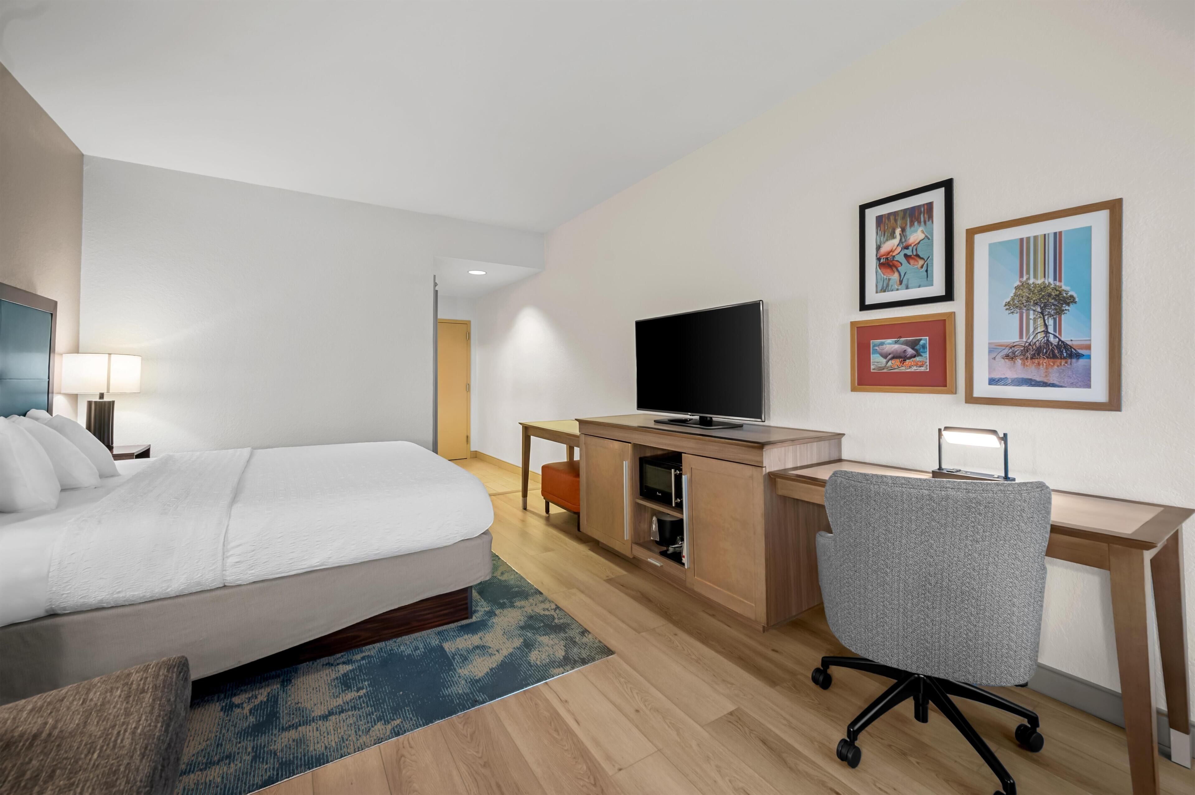Room, 1 King Bed, Non Smoking (Study) | Desk, blackout drapes, iron/ironing board, free cribs/infant beds
