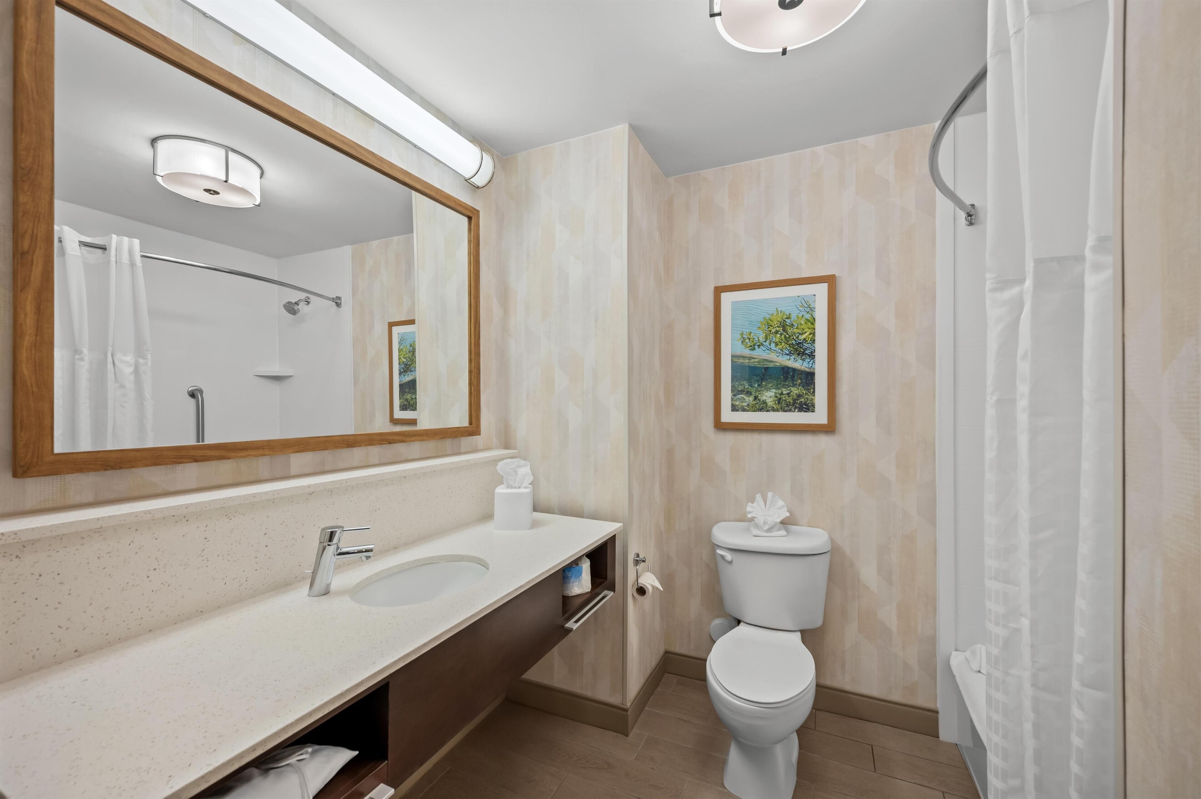 Kamar, 2 Tempat Tidur Queen, Bebas Asap Rokok | Kamar mandi | Perlengkapan mandi gratis, pengering rambut,  dan handuk