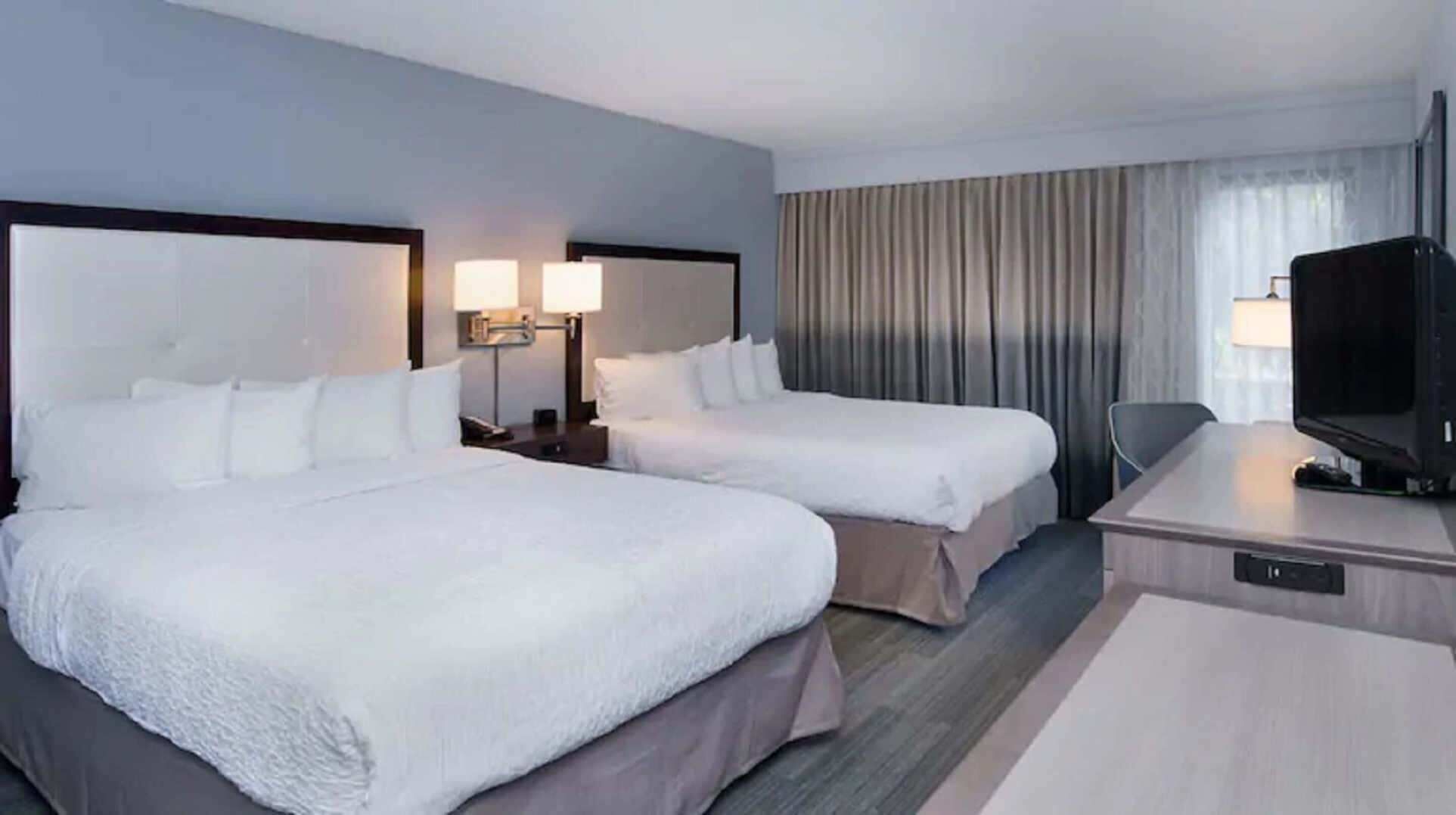 Skrivebord, blendingsgardiner og strykejern/-brett