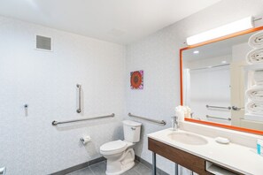 Combined shower/tub, free toiletries, hair dryer, towels - Hampton Inn Winchester N/Conference Center, VA (Winchester)