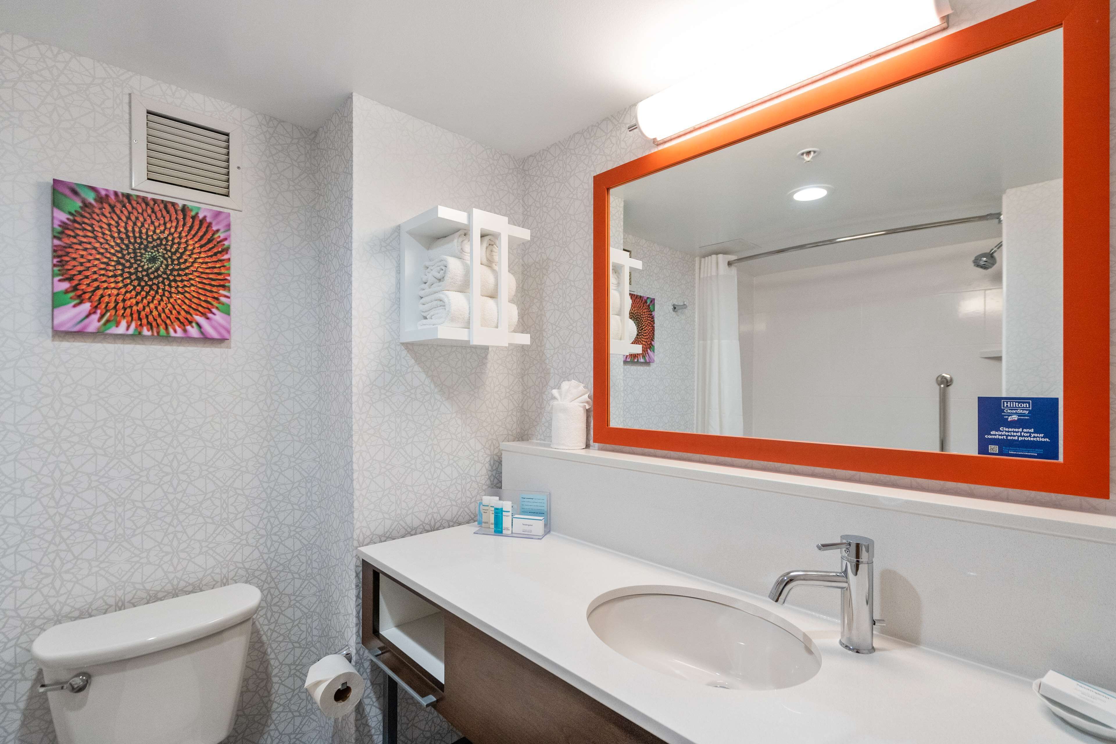 combined shower/bathtub, free toiletries, hair dryer, towels