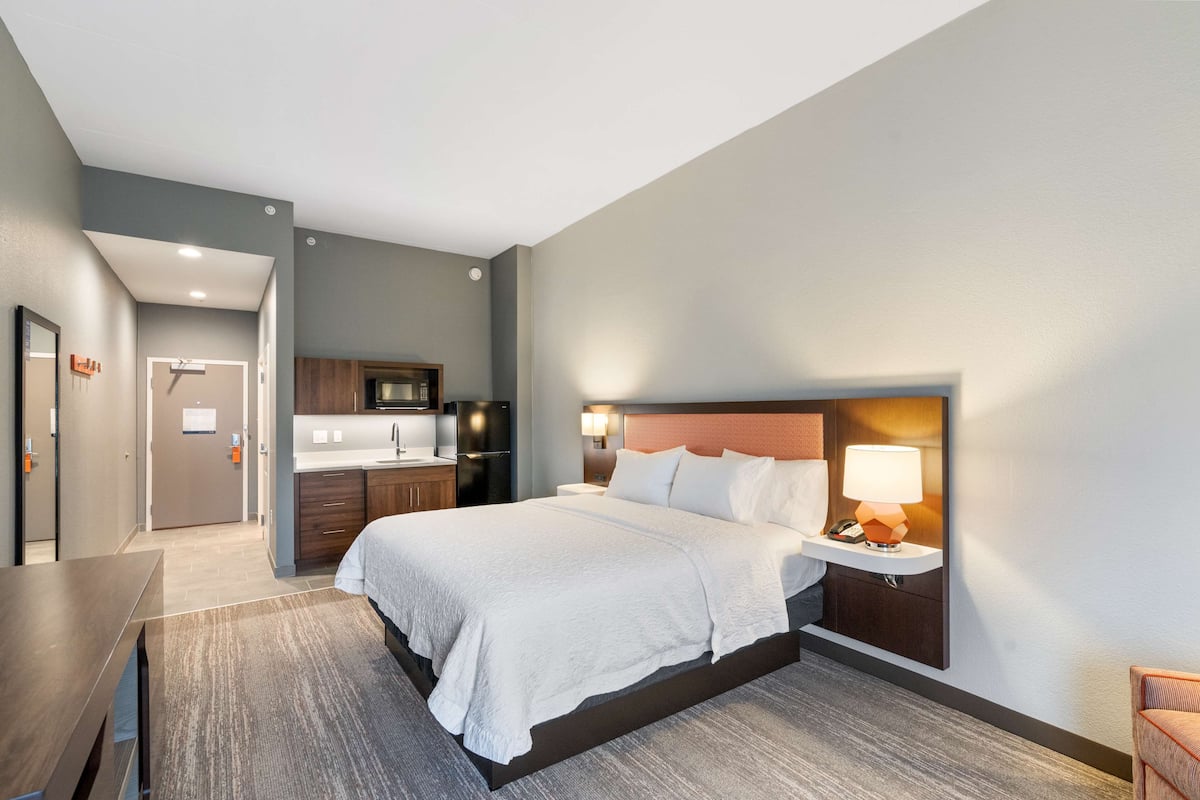 Studio, 1 King Bed, Non Smoking, Refrigerator & Microwave (Wet bar) | Premium bedding, pillowtop beds, in-room safe, individually furnished