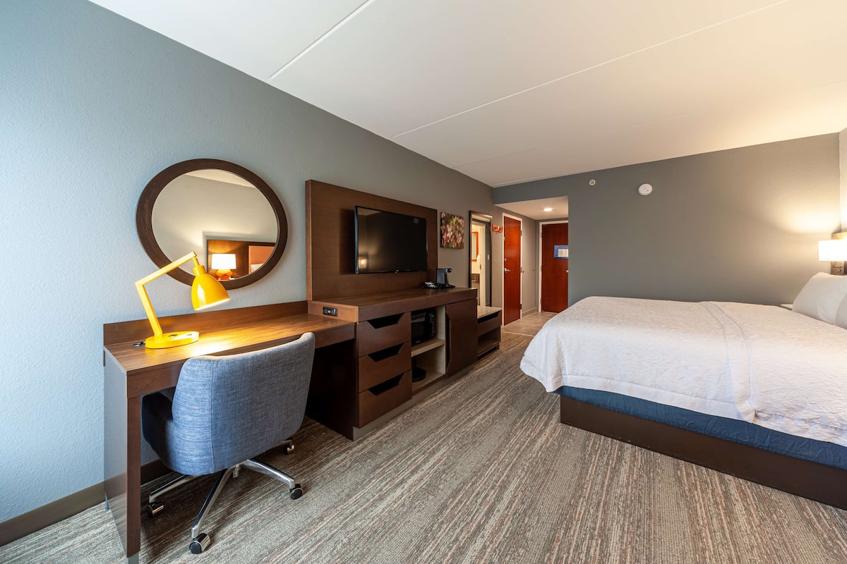 Room, 1 King Bed, Accessible, Non Smoking | Premium bedding, pillowtop beds, in-room safe, individually furnished