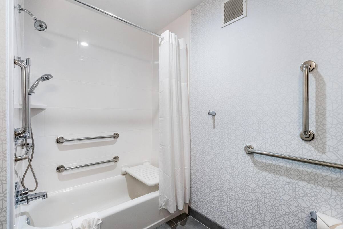 1 King Bed, Mobility Accessible (Tub), Non Smoking | Bathroom | Hair dryer, towels, soap, shampoo