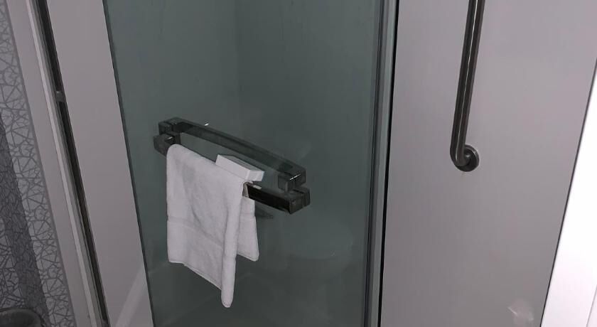 Articles de toilette gratuits, sèche-cheveux, serviettes fournies