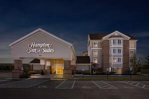 A Hampton Inn & Suites hotel with a large entrance, parking lot, and handicap-accessible signs. - Hampton Inn & Suites Scottsburg (Scottsburg)
