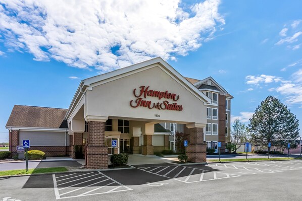 A Hampton Inn & Suites building with a brick facade, large windows, and a parking lot with handicapped-accessible spaces. - Hampton Inn & Suites Scottsburg (Scottsburg)
