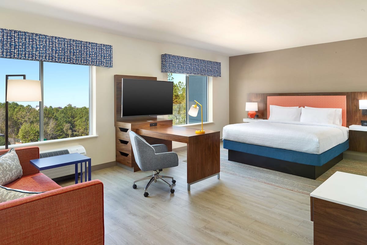 Estudio, 1 cama de matrimonio grande, frigorífico y microondas (Wet bar) | Escritorio, tabla de planchar con plancha, wifi gratis y ropa de cama