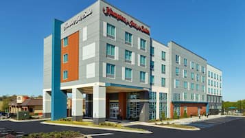 Welcome to Hampton Inn & Suites, featuring a contemporary design with a covered entrance and convenient parking.