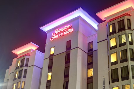 Fachada de la propiedad por la tarde o noche. Hampton Inn & Suites Atlanta Galleria