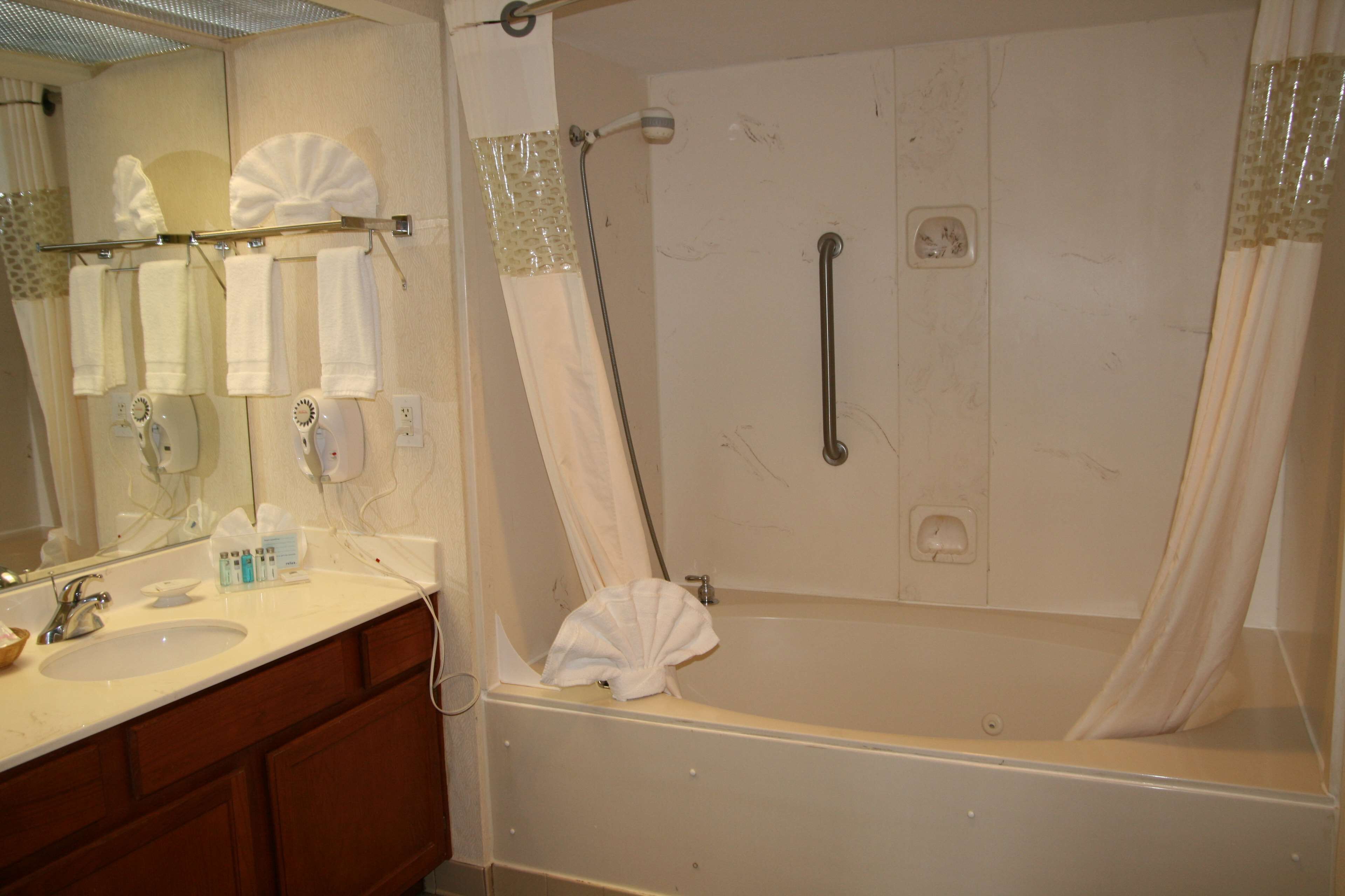Une salle de bain équipée d’une baignoire, d’une douche, d’un meuble-lavabo et d’un miroir.