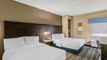 Habitación, 2 camas de matrimonio | Escritorio, espacio para trabajar con un portátil, cortinas opacas