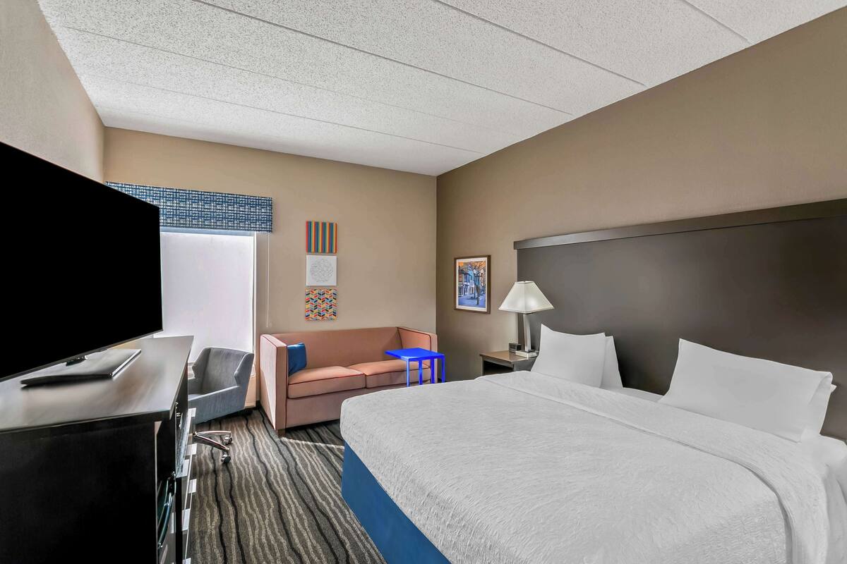 King, Accessible, Bathtub | Desk, laptop workspace, blackout curtains, iron/ironing board