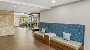 Un interior moderno con una zona de estar, un comedor y vistas al exterior.