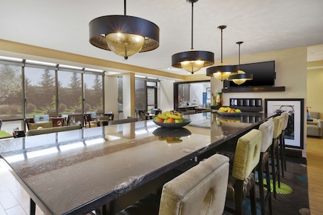 Desayuno buffet incluido todos los días . Hampton Inn Clinton