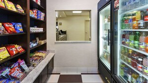 Zona de venta automática con diversas opciones de bocadillos y bebidas.