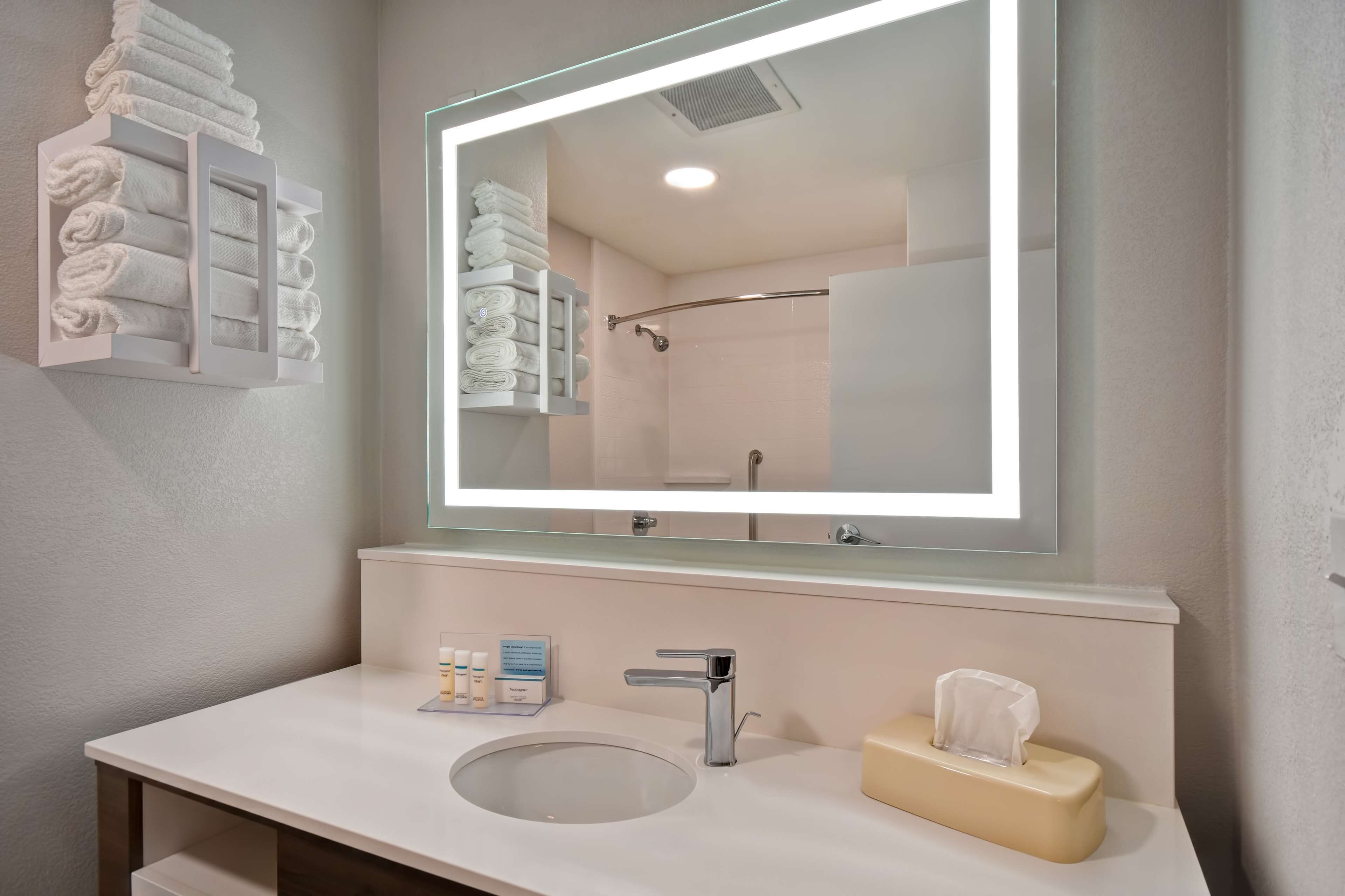 combined shower/bathtub, free toiletries, hair dryer, towels