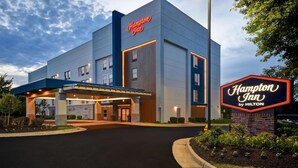 A Hampton Inn by Hilton building with a modern design, a covered entrance, and a clear sign. - Hampton Inn Potomac Mills/Woodbridge (Woodbridge)