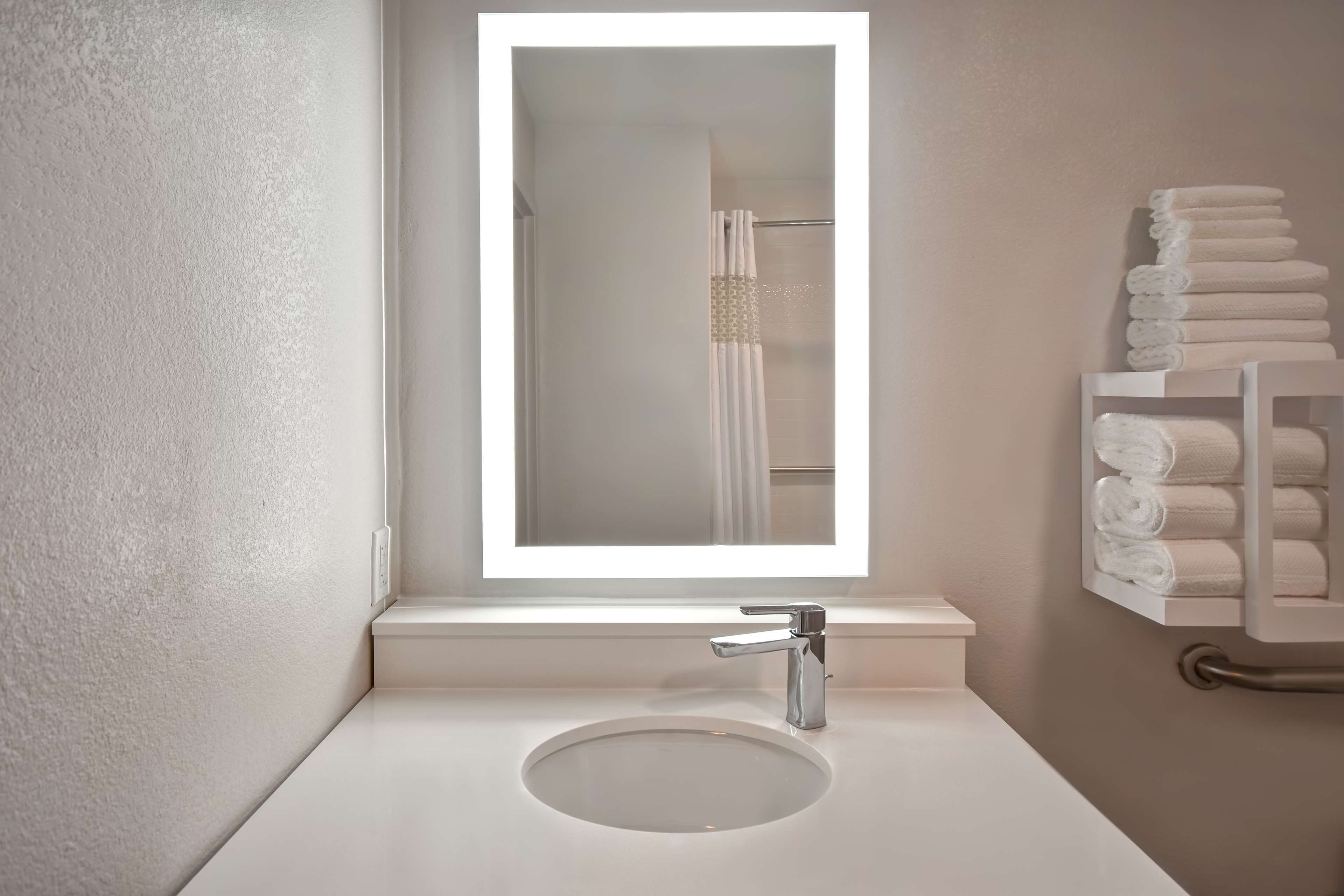 combined shower/bathtub, free toiletries, hair dryer, towels