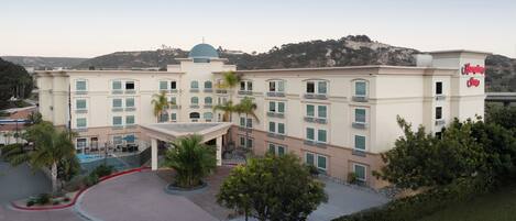 Ein großes Hotel mit Innenhof, mehreren Stockwerken und einer markanten Kuppel.