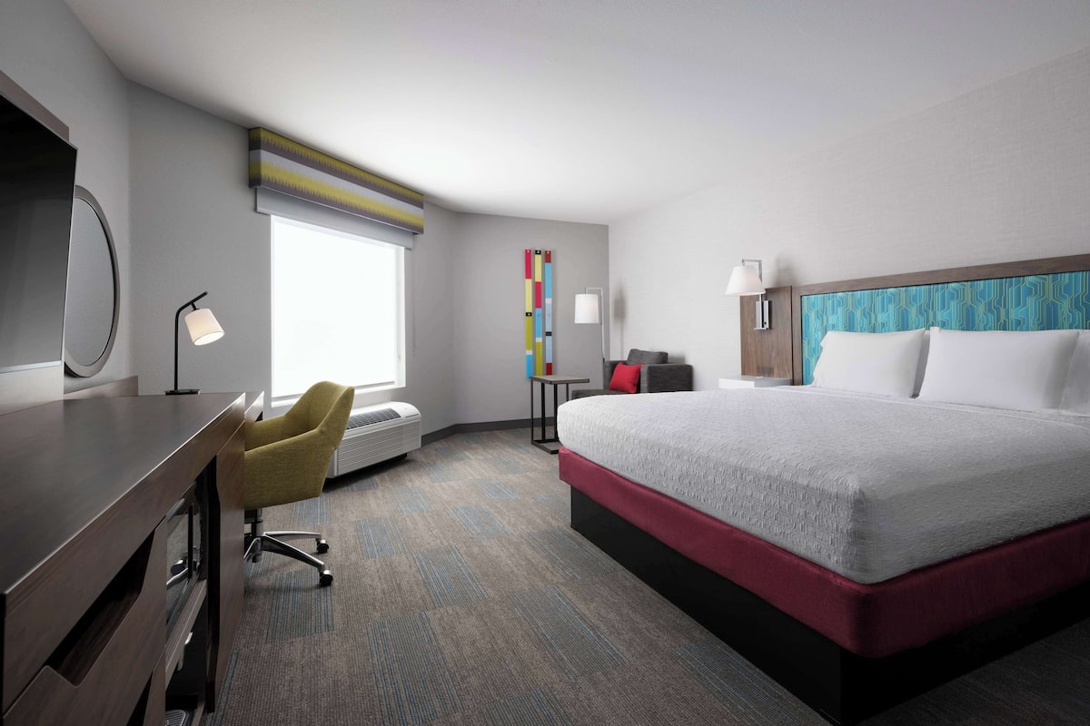 hypo-allergenic bedding, in-room safe, desk, laptop workspace