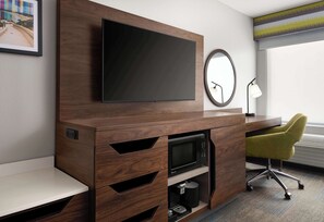 Ropa de cama hipoalergénica y caja de seguridad en la habitación 