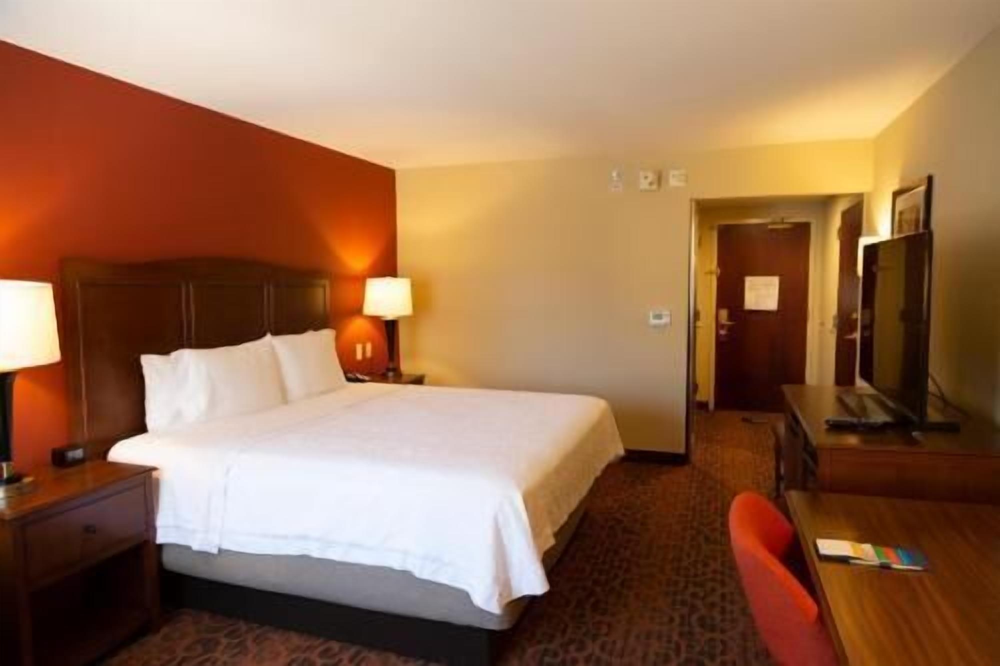 Hypo-allergenic bedding, in-room safe, desk, laptop workspace