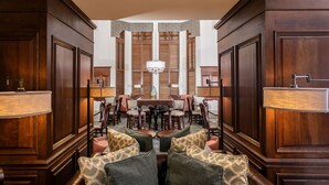 Ein eleganter Speisesaal mit einem langen Tisch, mehreren Stühlen und einer Kandelaber.