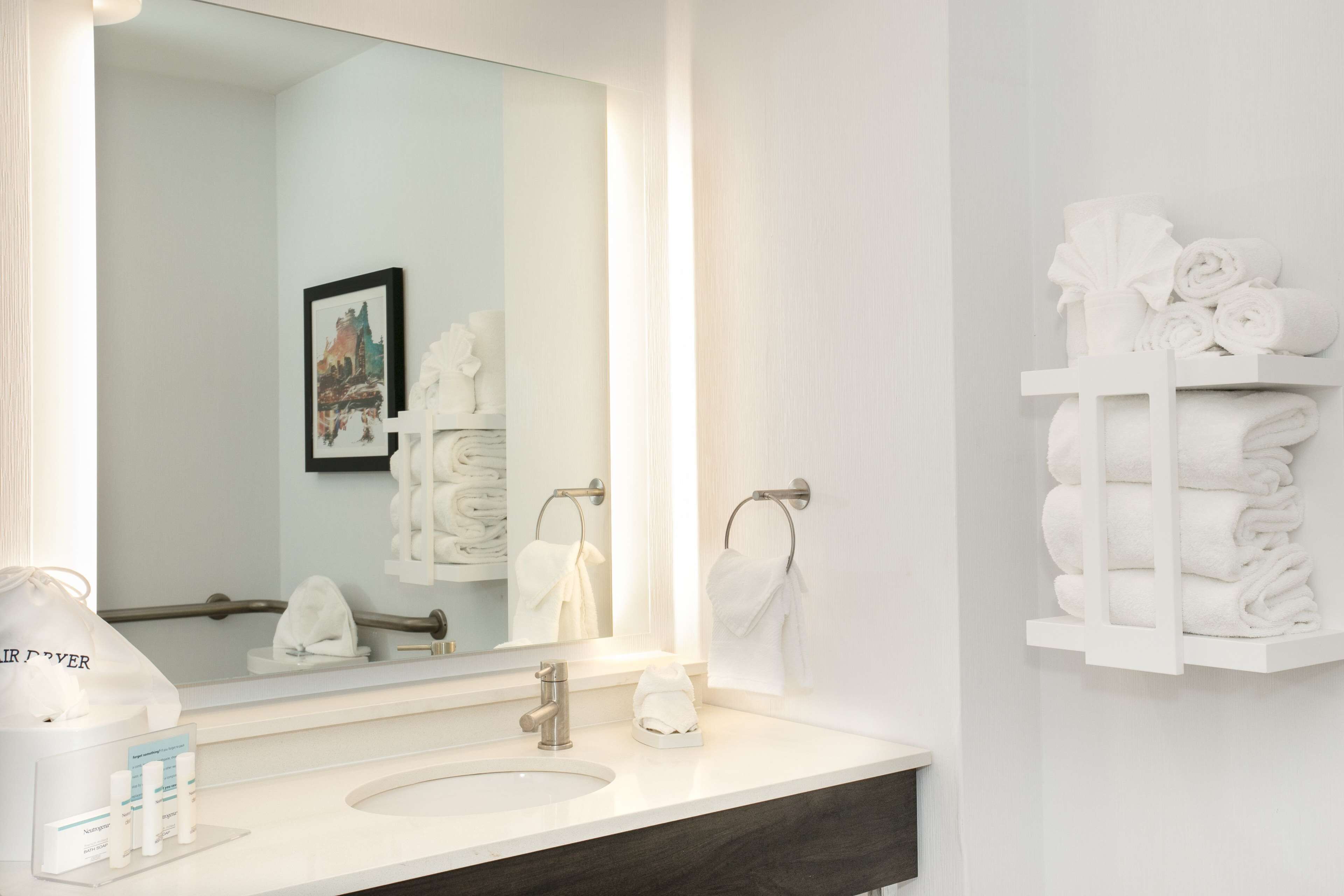 room, accessible, bathtub | bathroom | free toiletries, hair dryer, towels, soap