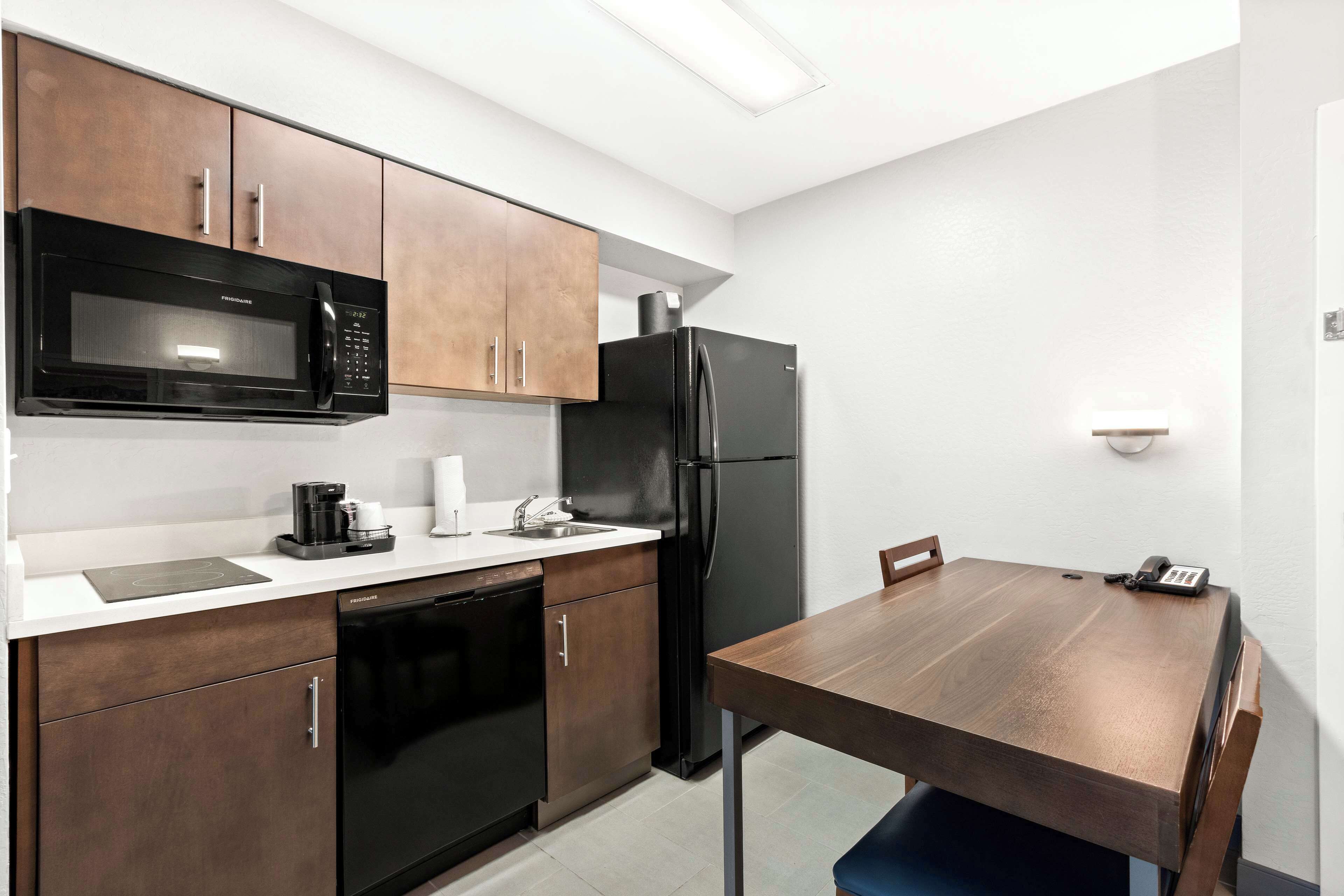 king suite, balcony | private kitchen | coffee/tea maker