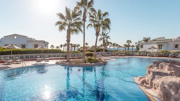 5 outdoor pools, free cabanas, sun loungers