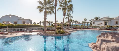 5 outdoor pools, free cabanas, sun loungers