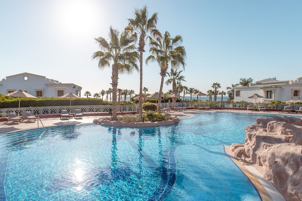 5 outdoor pools, free cabanas, sun loungers