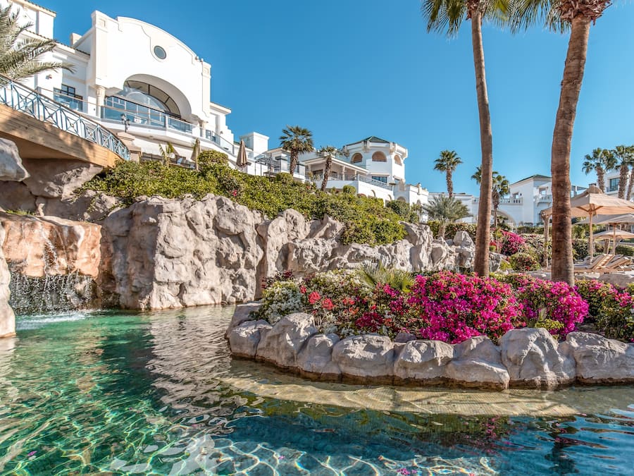 5 outdoor pools, free cabanas, sun loungers