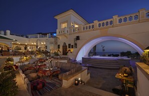 4 restaurants, breakfast, lunch, dinner served; Thai cuisine