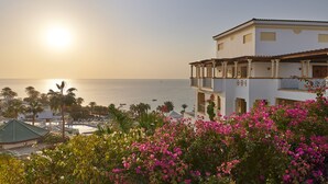 A coastal hotel with a view of the sea, featuring balconies, a pool, and lush vegetation. - Park Regency Sharm El Sheikh Resort (Sharm El Sheikh)