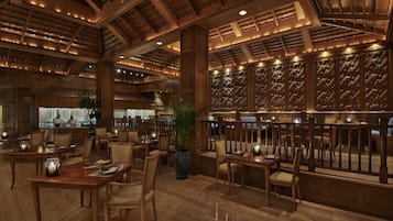 4 restaurantes; se sirve desayuno, almuerzo y cena; cocina tailandesa