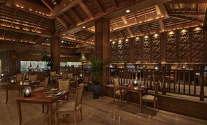 4 restaurants, breakfast, lunch, dinner served; Thai cuisine