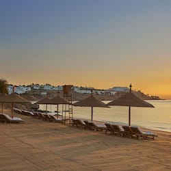 Plage, cabines gratuites, chaises longues, parasols